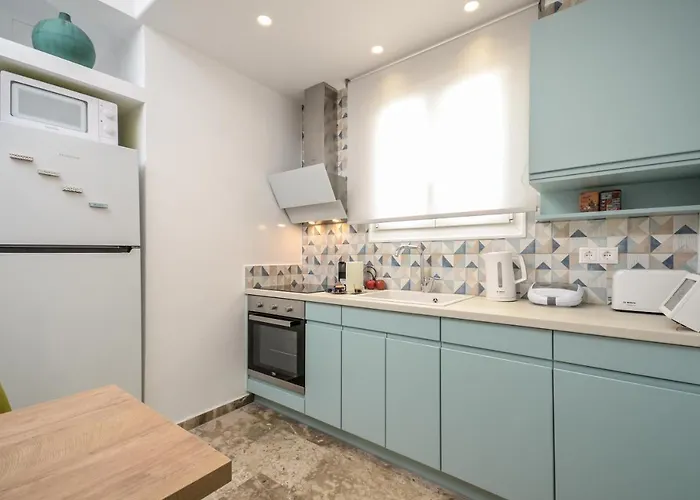 Connection Naxos Town