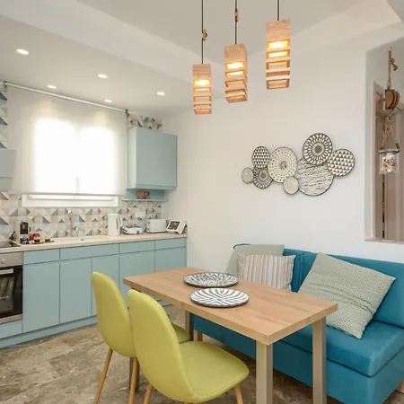 Connection Naxos Town