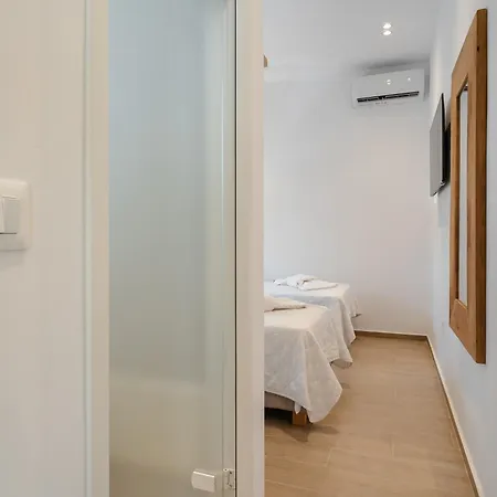 Connection Naxos Town